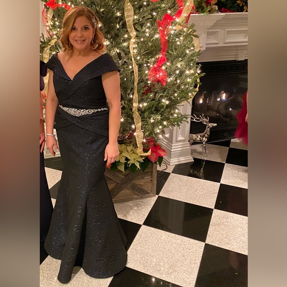 Gown - Picture 7 of 8